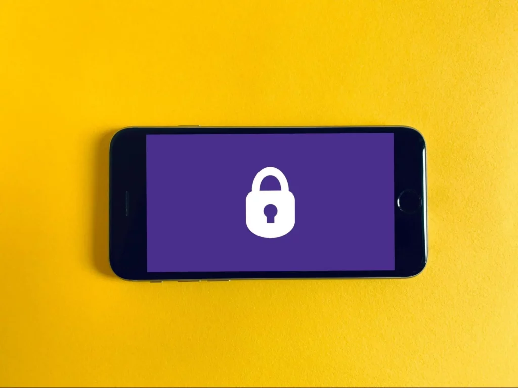 Symbol of a lock displayed in a mobile phone